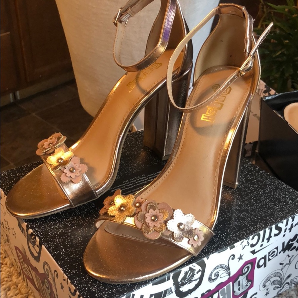 Brash Sandals - Picture 3 of 3